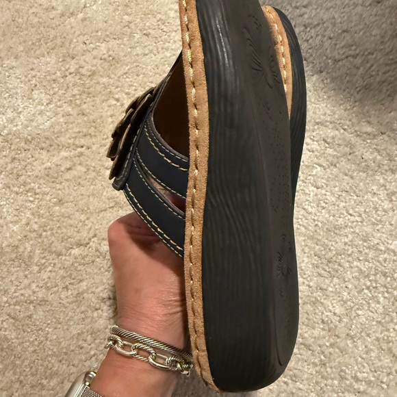 Cliffs “Cove” by WHITE MOUNTAIN Black Sandals with Bow Detail - Picture 2 of 5